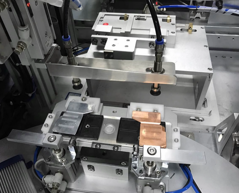 Electrode lug welding technology of lithium battery