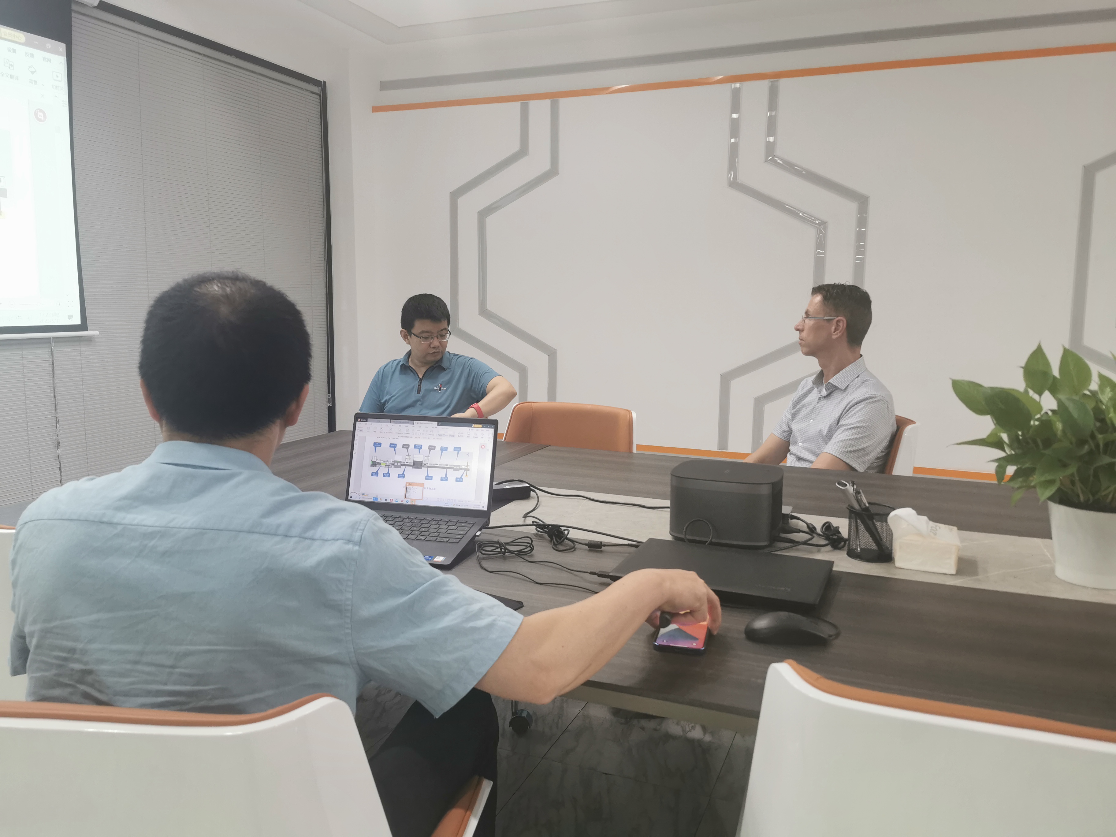 热烈欢迎国外客户莅临鑫德激光参观考察洽谈业务