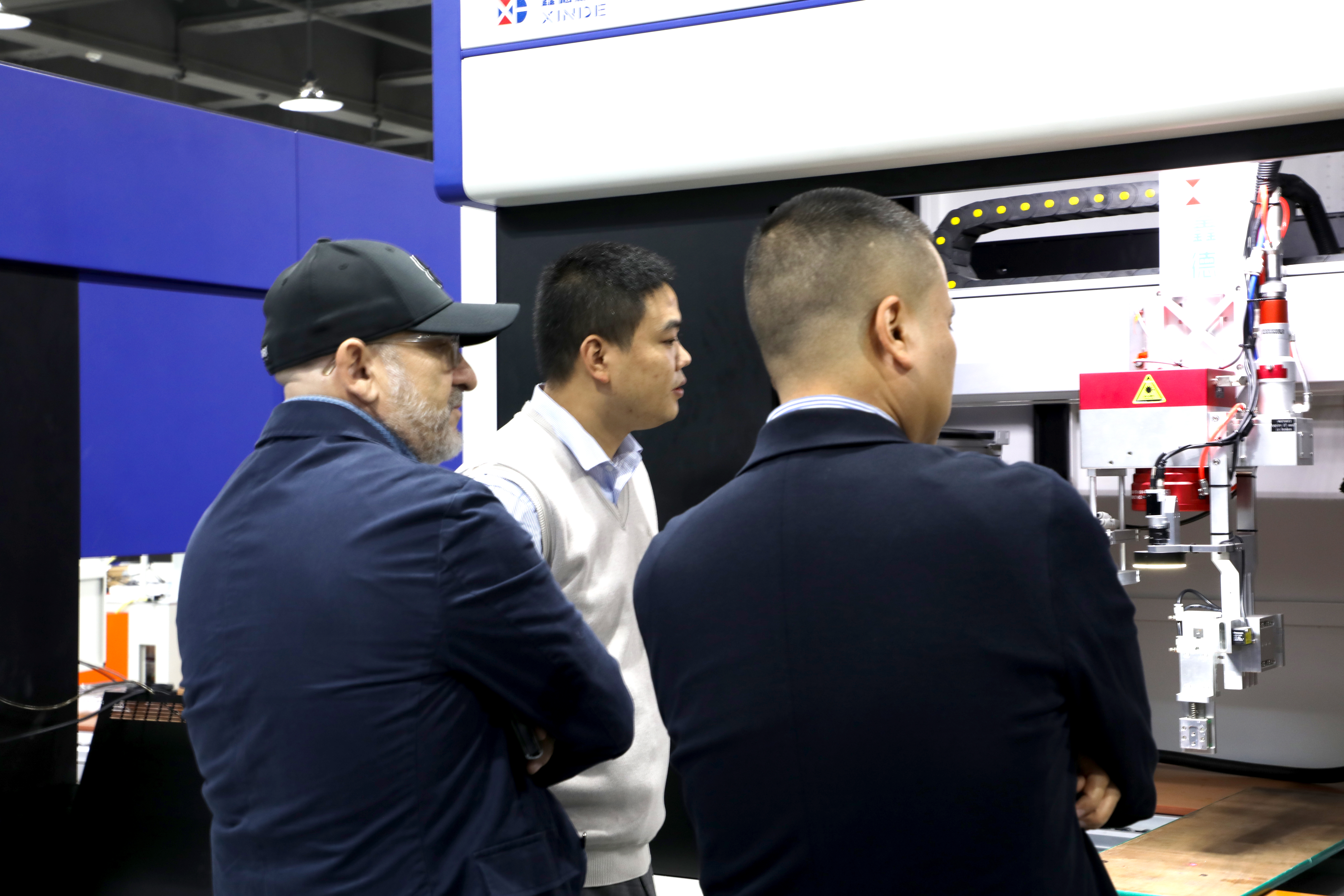 品质赢青睐，创新拓市场 ----热烈欢迎外国客户莅临鑫德激光实地考察洽谈合作